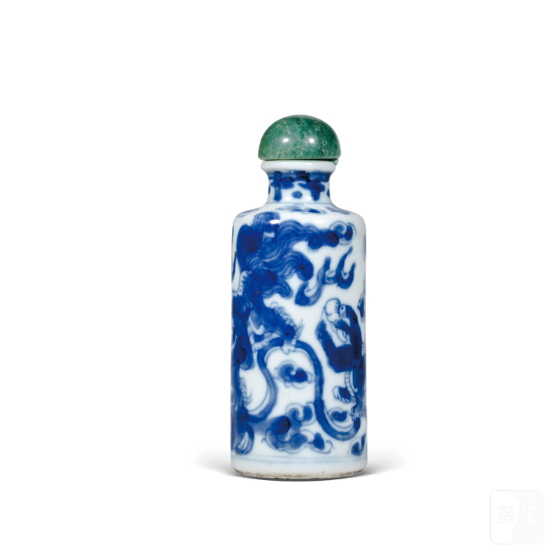 清乾隆青花狮子滚绣球纹鼻烟壶